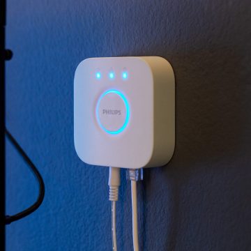 Die Hue Bridge hängt an einer blau gefärbten Wand.